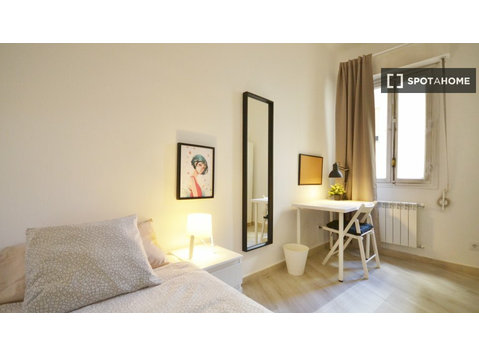 Chambre simple dans un appartement de 8 chambres à Moncloa,… - À louer