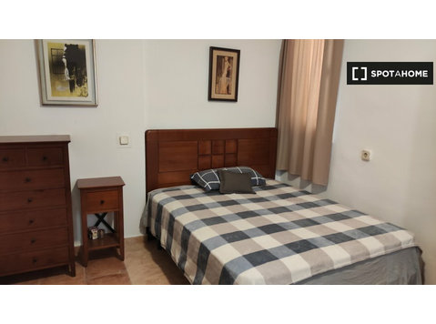 Chambre simple à Guindalera, zone Salamanca, maison avec 10… - À louer