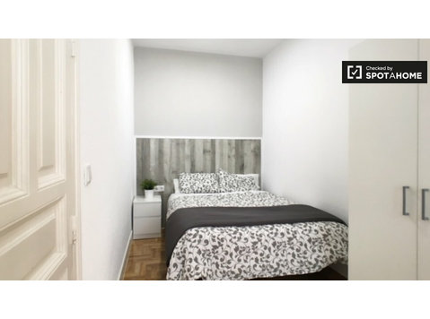 Camera elegante e moderna in un appartamento con 8 camere… - In Affitto