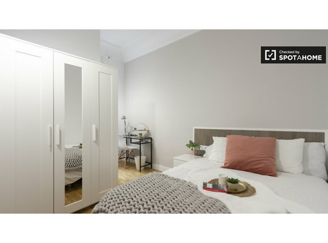 Sleek room in 9-bedroom apartment in Retiro, Madrid - For Rent