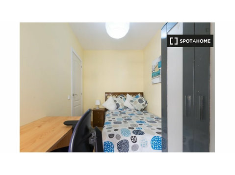 Snug room to rent in 5-bed apartment, Alcalá de Henares - Annan üürile