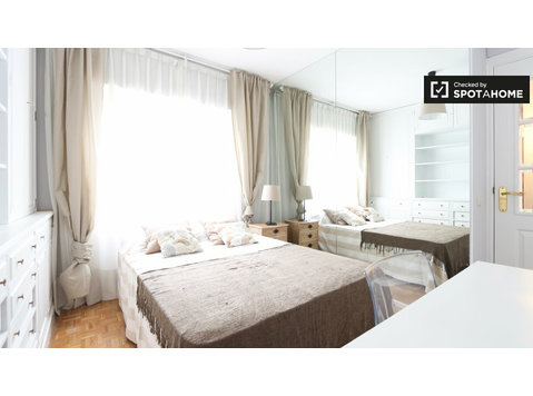 Sofisticado quarto em apartamento em Nueva España, Madrid - Aluguel
