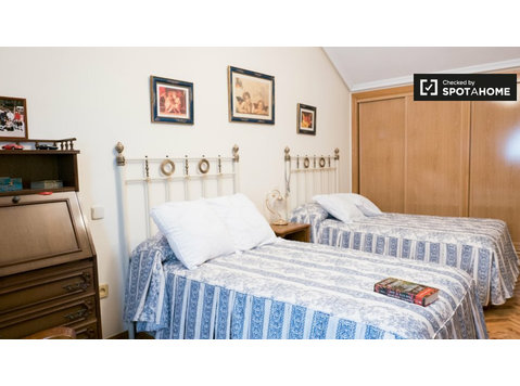 Spacious room for rent in 2-bedroom apartment in Getafe - K pronájmu