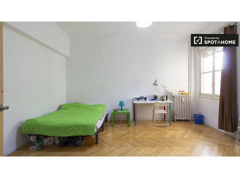 Spacious room for rent in 8-bedroom apartment in Moncloa - Izīrē