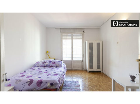 Geräumiges Zimmer zur Miete in 9-Zimmer-Wohnung in Moncloa - Zu Vermieten