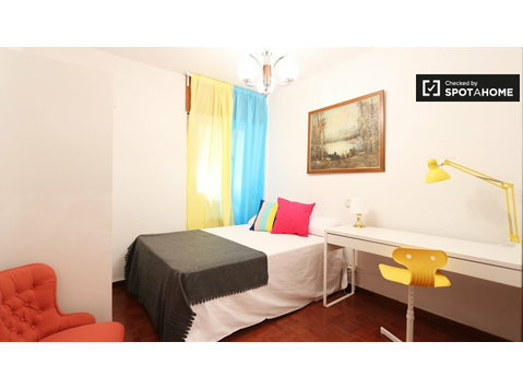 Spacious room for rent in Príncipe Pío, Madrid - Te Huur