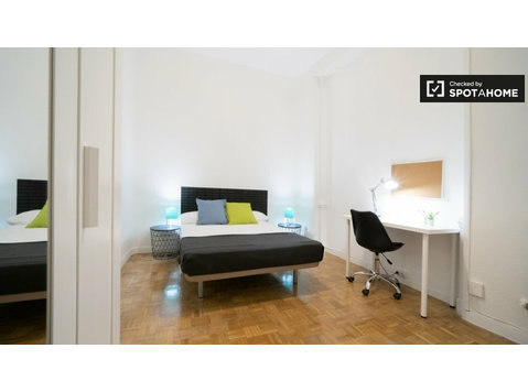 Madrid, Malasaña'daki 11 yatak odalı dairede geniş oda - Kiralık