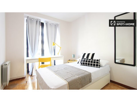 Geräumiges Zimmer in einer 12-Zimmer-Wohnung in Salamanca,… - Zu Vermieten