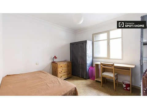Spacious room in 2-bedroom apartment in  in Numancia, Madrid - Под наем