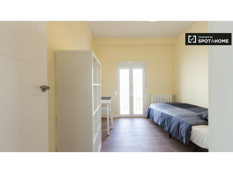 Ampia camera in appartamento con 3 camere da letto a… - In Affitto