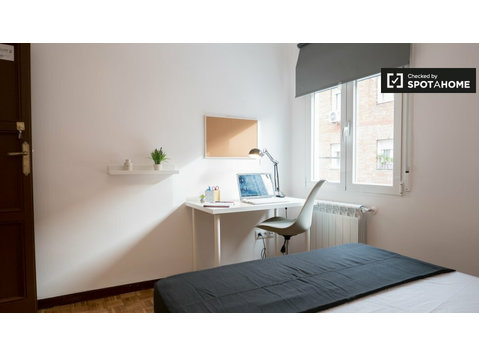 Madrid, Tetuán'daki 4 yatak odalı dairede geniş oda - Kiralık