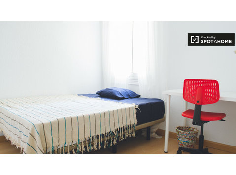 Geräumiges Zimmer in einer 5-Zimmer-Wohnung in Arguelles,… - Zu Vermieten