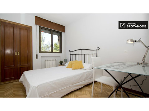 Spacious room in 5-bedroom apartment in Fuencarral, Madrid - For Rent