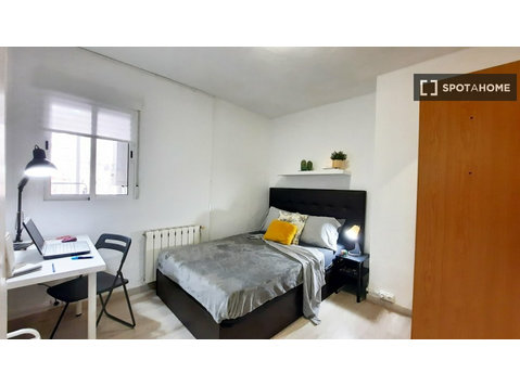 Spacious room in 5-bedroom apartment in Usera, Madrid - 出租