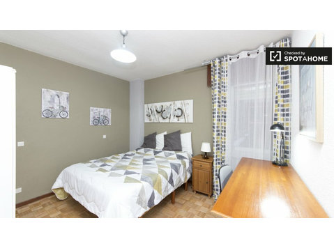 Spaziosa camera in appartamento con 6 camere da letto ad… - In Affitto