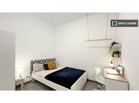 Spacious room in 6-bedroom apartment in Malasaña, Madrid - Kiadó