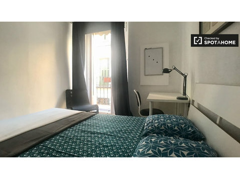 Ampia camera in appartamento con 6 camere da letto a… - In Affitto