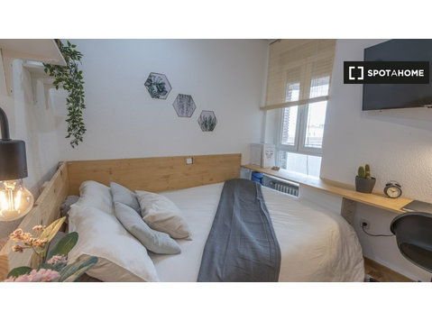 Geräumiges Zimmer in einer 6-Zimmer-Wohnung in Moncloa,… - Zu Vermieten