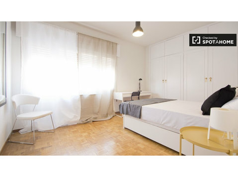 Spacious room in 6-bedroom apartment in Nueva España, Madrid - For Rent