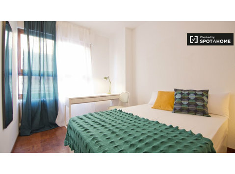 Prosperidad, Madrid'teki 6 yatak odalı dairede geniş odada - Kiralık