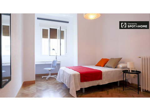 Geräumiges Zimmer in 6-Zimmer-Wohnung in Retiro, Madrid - Zu Vermieten