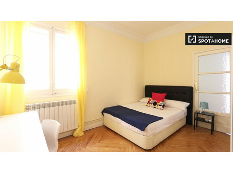 Ampia camera in appartamento con 6 camere da letto a… - In Affitto