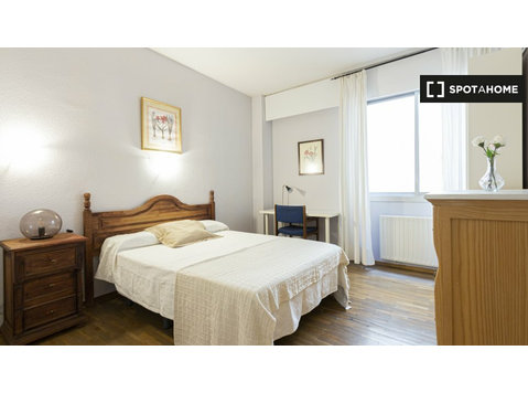 Salamanca, Madrid'de 6 yatak odalı dairede geniş oda - Kiralık