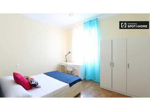 Spacious room in 6-bedroom apartment in Salamanca, Madrid - For Rent