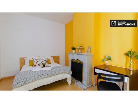 Geräumiges Zimmer in 8-Zimmer-Wohnung in La Latina, Madrid - Zu Vermieten