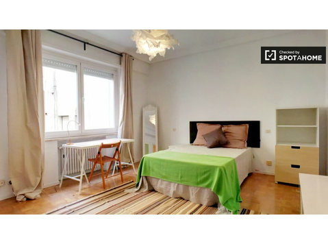 Spacious room in 8-bedroom apartment in Nueva España, Madrid - For Rent