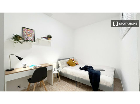 Espaçoso quarto em apartamento de 9 quartos em Malasaña,… - Aluguel