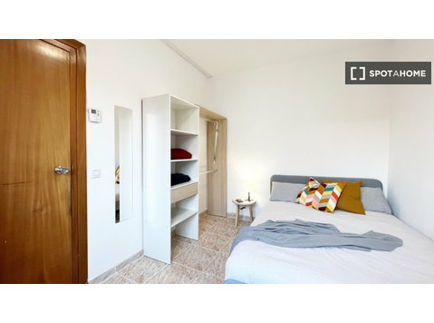 Malasaña, Madrid 9 odalı dairede geniş oda - Kiralık