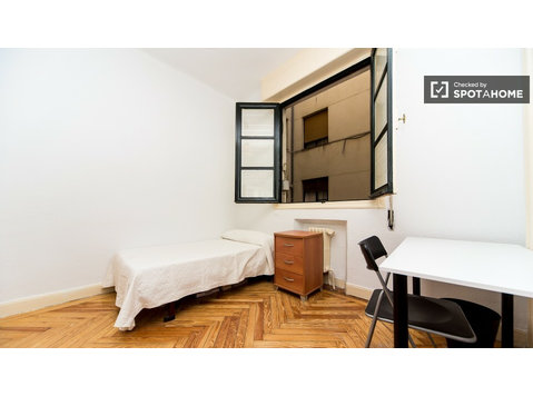 Geräumiges Zimmer in einer Wohngemeinschaft in Puerta del… - Zu Vermieten