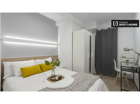 Elegante habitación en alquiler en un apartamento de 8… - Alquiler