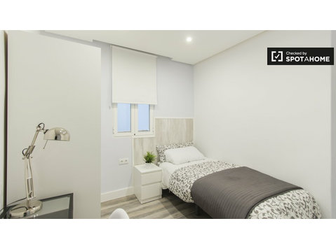 Quarto elegante em apartamento de 5 quartos, Retiro, Madrid - Aluguel