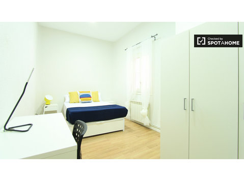 Stylowy pokój w 6-pokojowym apartamencie w Salamance w… - Do wynajęcia