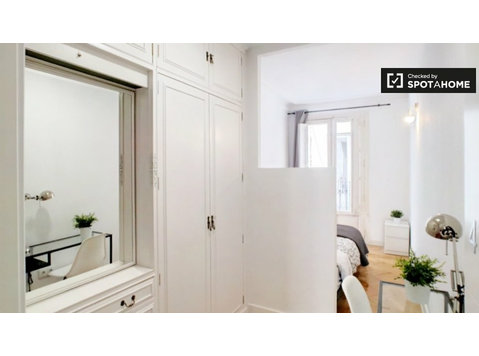 Stilvolles Zimmer in 8-Zimmer-Wohnung in Centro, Madrid - Zu Vermieten