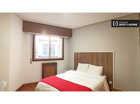 Sunny room for rent in 6-bedroom apartment in Retiro - برای اجاره