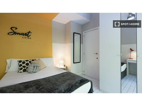 Chambre ensoleillée dans un appartement de 13 chambres à… - À louer