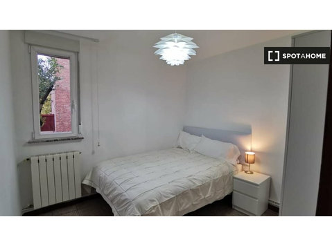 Słoneczny pokój w apartamencie z 4 sypialniami w Userze w… - Do wynajęcia