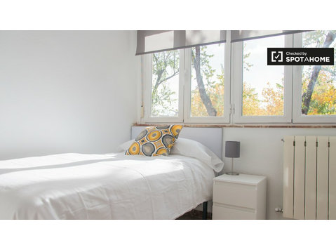 Usera, Madrid'de 4 yatak odalı dairede güneşli oda - Kiralık