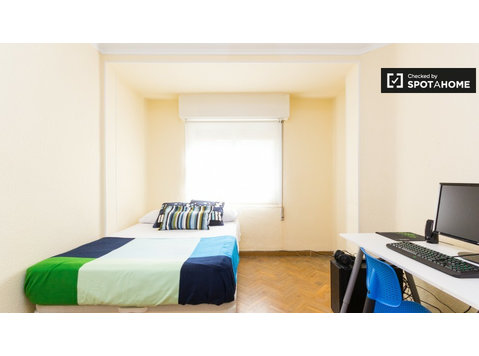 Ensolarado quarto em apartamento de 5 quartos em… - Aluguel