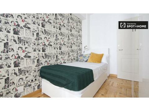 Chambre ensoleillée dans un appartement de 6 chambres à… - À louer
