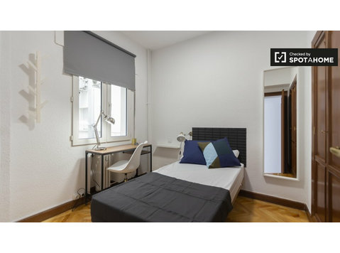 Chambre ensoleillée dans un appartement de 6 chambres à… - À louer