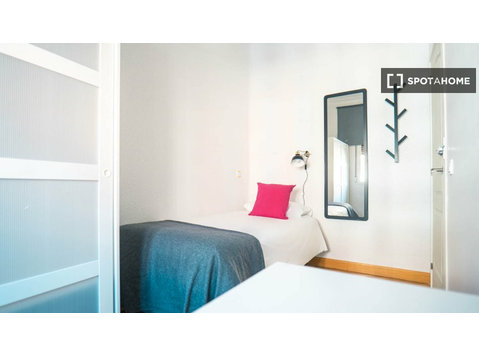 Sunny room in 6-bedroom apartment in Retiro, Madrid - For Rent