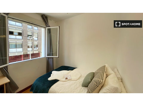 Chambre ensoleillée dans un appartement partagé à Moncloa,… - À louer