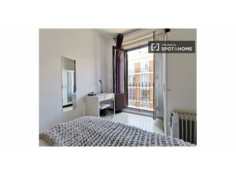 Sunny room in shared apartment in Puerta del Sol, Madrid - 出租