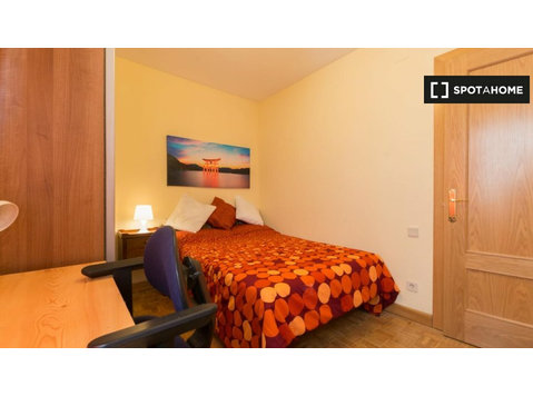 Super cosy room to rent, 5-bed apartment, Alcalá de Henares -  வாடகைக்கு 