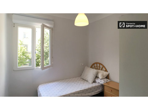 Tidy room for rent in 3-bedroom apartment in Usera, Madrid - Аренда