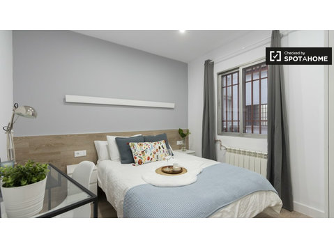 Delicias'da 8 yatak odalı dairede kiralık düzenli oda - Kiralık